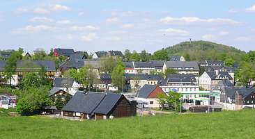 Bergstadt Altenberg im Hintergrund der Geisingberg